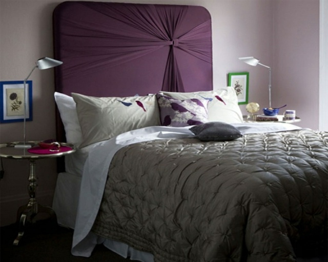 tête-de-lit-violet-grand-lit-couverture-lampe-poser