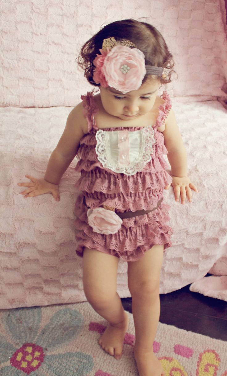 Bébé Filles Pretty en coton rose Espagnol Style Dentelle & Noeud court été barboteuse 0-9 m 