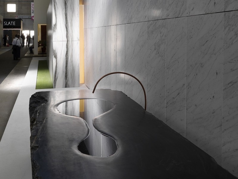 vasque-design-franchigroup-goccia-pierre-naturelle-gris-foncé-carrelage-mural-marbre