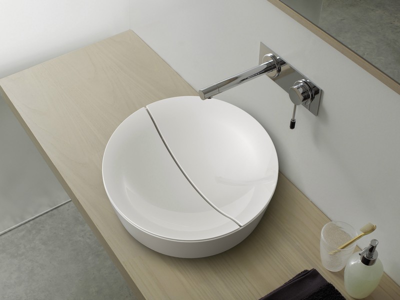 vasque-design-scarabeo-mizu-ronde-blanche-céramique-plan-vasque-bois-clair vasque design
