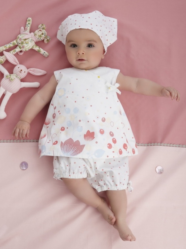 vêtements-bébé-fille-blancs-motifs-floraux-pois