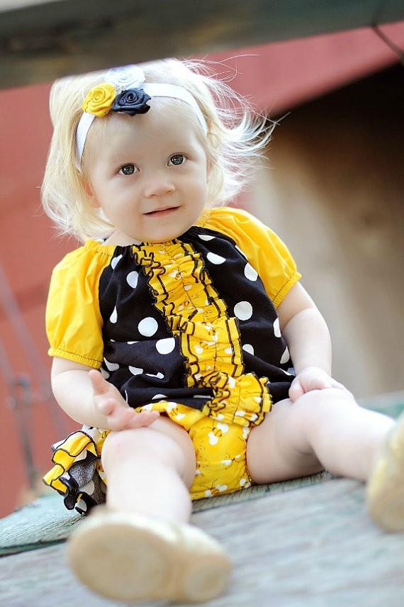 vêtements-bébé-fille-chic-robe-jaune-noir-pois-blancs