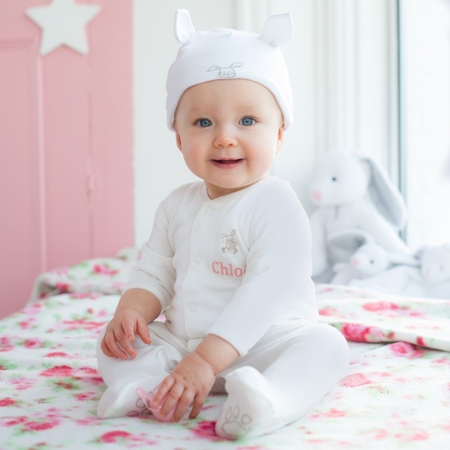 vêtements-bébé-fille-grenouillère-blanche-chapeau-oreilles