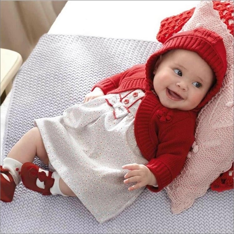 vêtements-bébé-fille-originaux-cardigan-tricot-chaperon-rouge