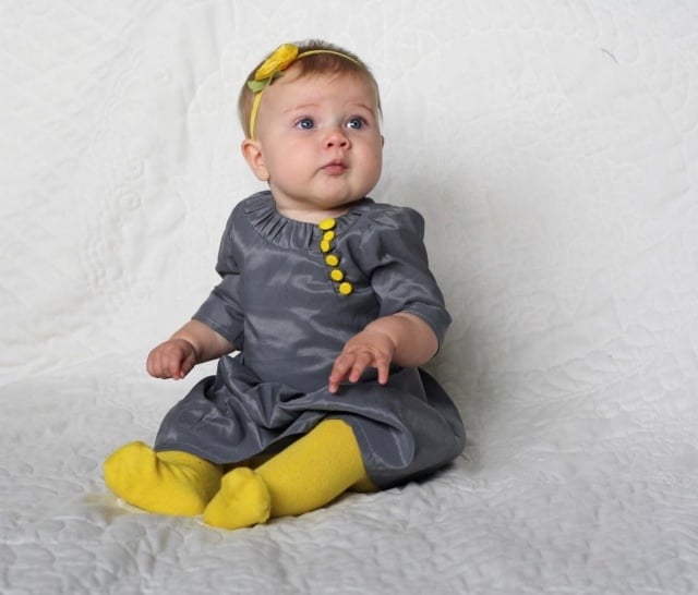 vêtements-bébé-fille-robe-grise-collants-bandeau-jaunes