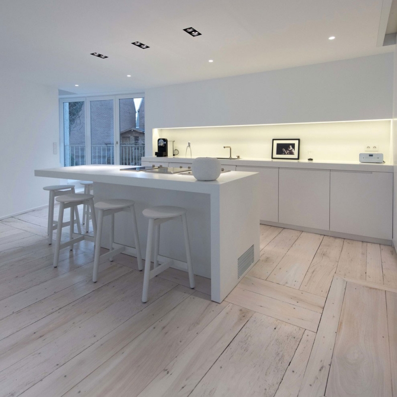 aménagement intérieur appartement-cuisine-blanche-tabourets-spots-encastres