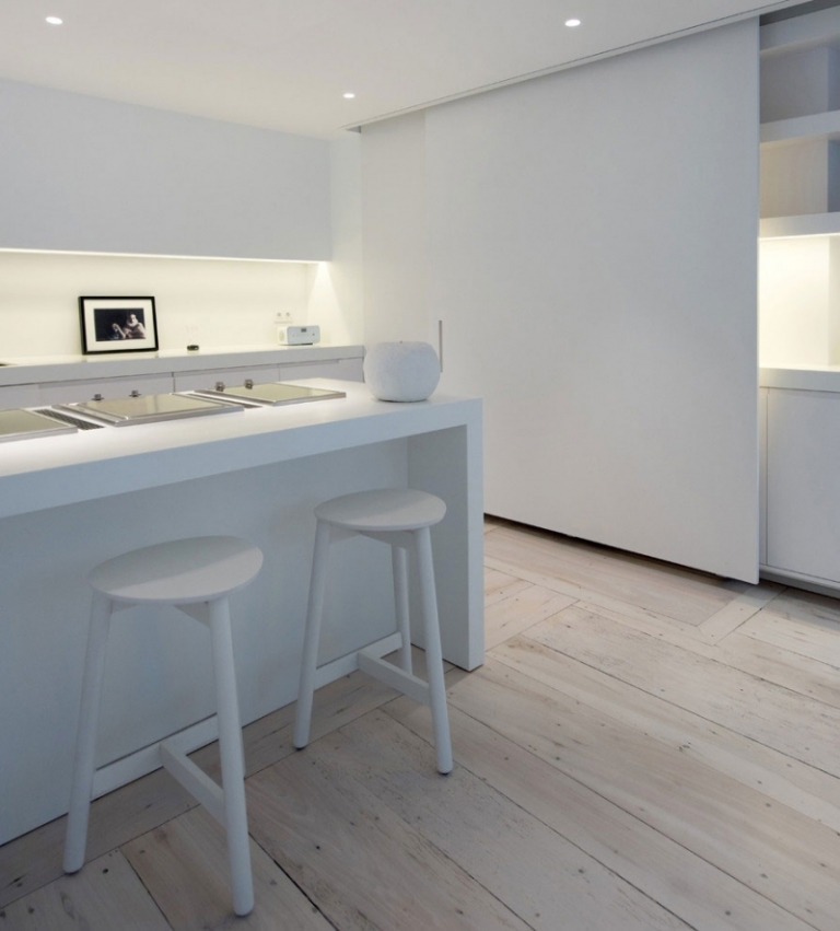 aménagement intérieur appartement-tabourets-bar-blanc-spots-encastres