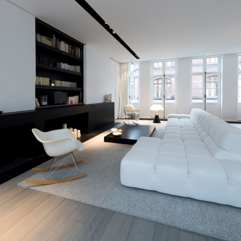 amenagement-interieur-appartement-tapis-chaise-vintage-table-basse-canape-droit-blanc