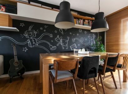 amenagement-interieur-maison-tableau-noir-peinture-ardoise-table-manger-chaises