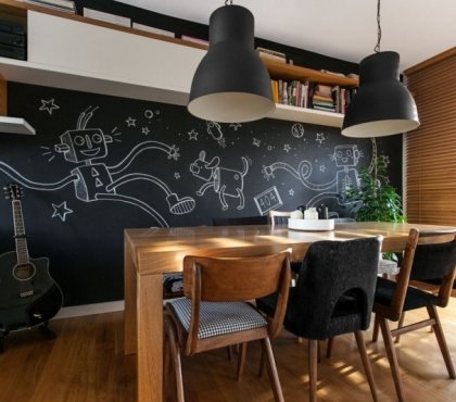 amenagement-interieur-maison-tableau-noir-peinture-ardoise-table-manger-chaises