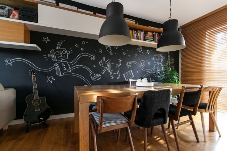 amenagement-interieur-maison-tableau-noir-peinture-ardoise-table-manger-chaises