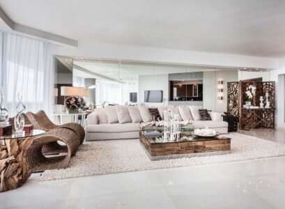 amenagement-interieur-table-ronde-fauteuils-canape-rembourre-table-basse