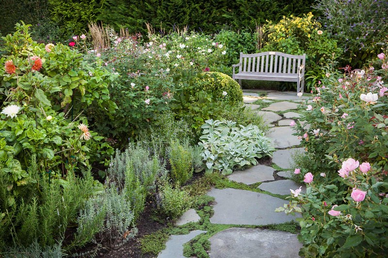 amenagement-jardin-banc-jardin-bois-grisâtre-allée-pierre-naturelle aménagement de jardin