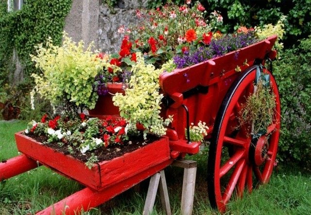 amenagement-jardin-chariot-rouge-plantes-vertes-fleurs-idée-déco