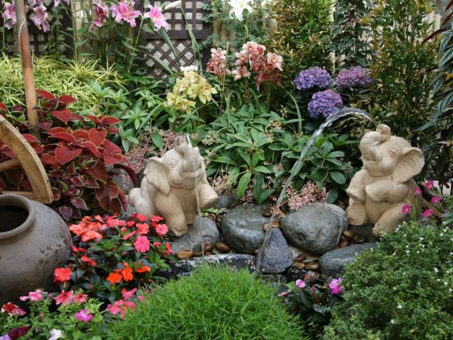 amenagement-jardin-fontaines-élépants-fleurs-plantes-vertes aménagement de jardin