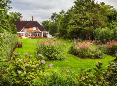amenagement-jardin-gazon-vert-fleurs-buis-bancs