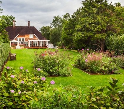 amenagement-jardin-gazon-vert-fleurs-buis-bancs