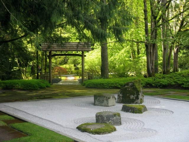 amenagement-jardin-japonais-roches-gravier-décoratif-pergola-bois-arbres