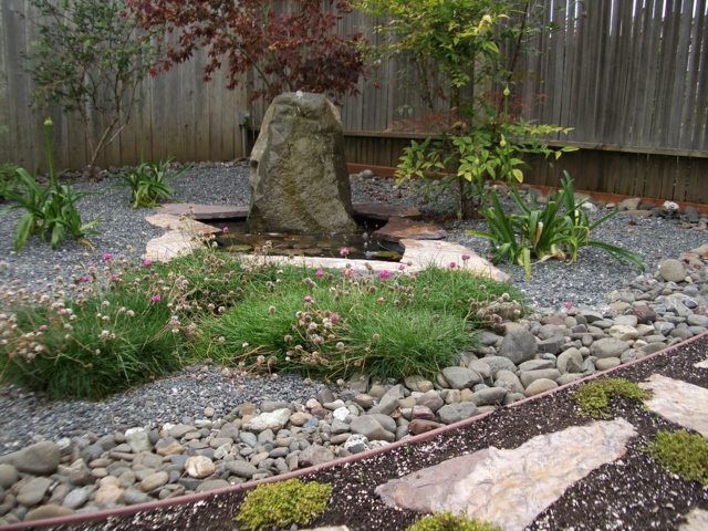 amenagement-jardin-jardin-rocaille-plantes-vertes-fontaine-roche aménagement de jardin