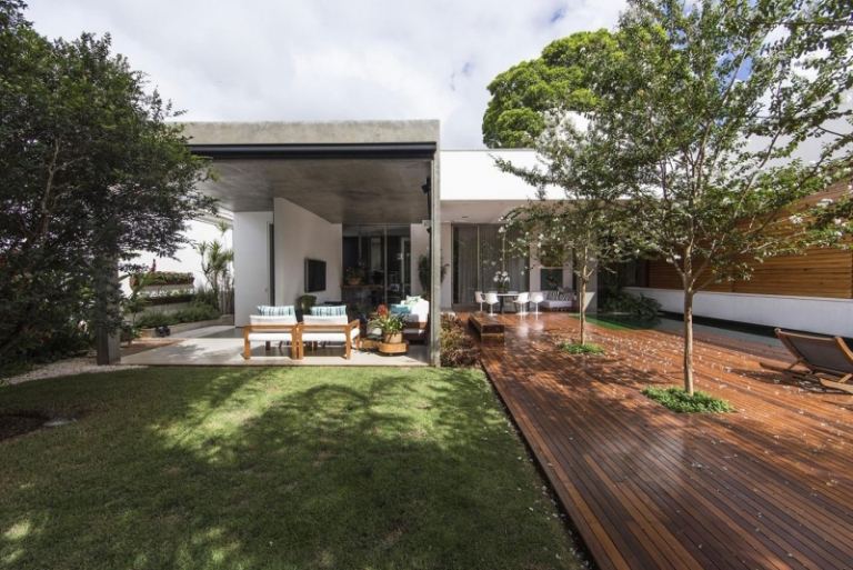 aménagement de jardin -bresil-terrasse-bois-chaises-coin-detente