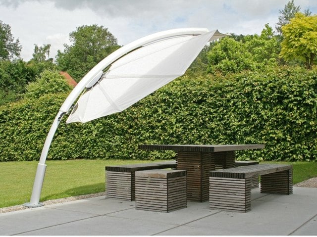 amenagement-jardin-parasol-moderne-blanc-table-bancs-bois