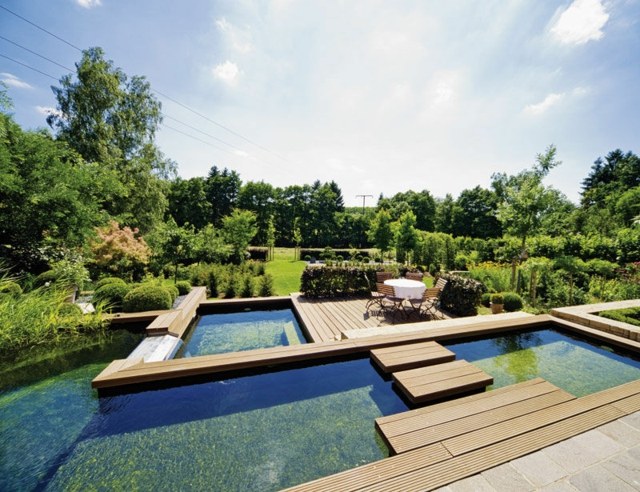 amenagement-jardin-passage-gué-bois-composite-piscine-naturelle-terrasse