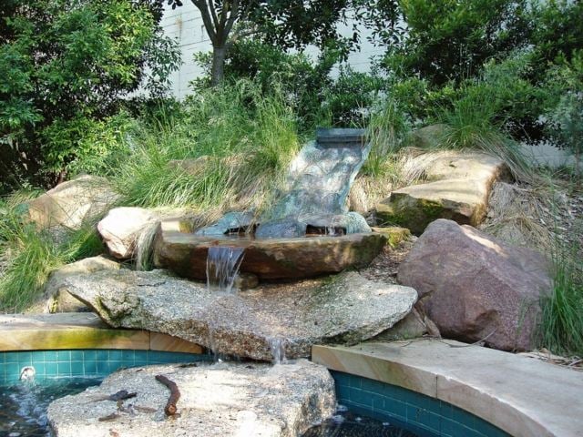 amenagement-jardin-piscine-cascade-roches-graminées-ornement aménagement de jardin