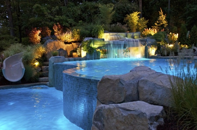 amenagement-jardin-piscine-iluminée-cascade-toboggan