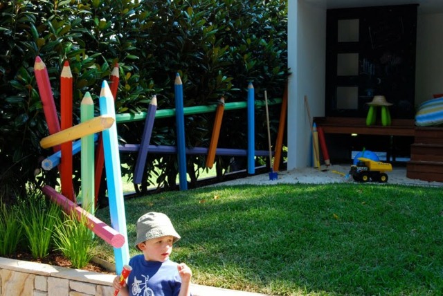 amenagement-jardin-terrain-jeux-enfants-clôture-crayons-multicolores