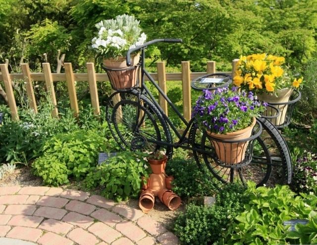 amenagement-jardin-vélo-recyclage-pots-fleurs-allée-pavés-herbes-aromatiques
