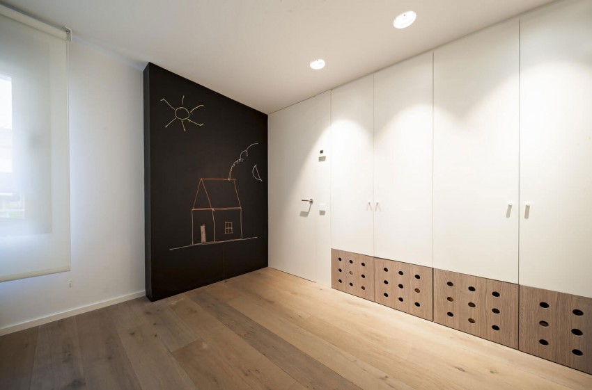 amenagement-petit-espace-chambre-enfant-armoire-blanche-peinture-tableau-noir aménagement petit espace