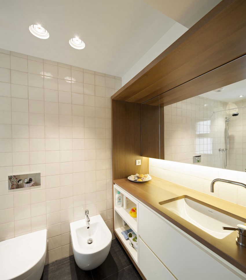 amenagement-petit-espace-salle-bains-carrelage-mural-blanc-meuble-vasque-bois-grand-miroir aménagement petit espace