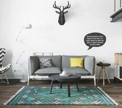 amenagement-studio-style-scandinave-canapé-droit-gris-coussins-table-basse-ronde-tapis-turquoise