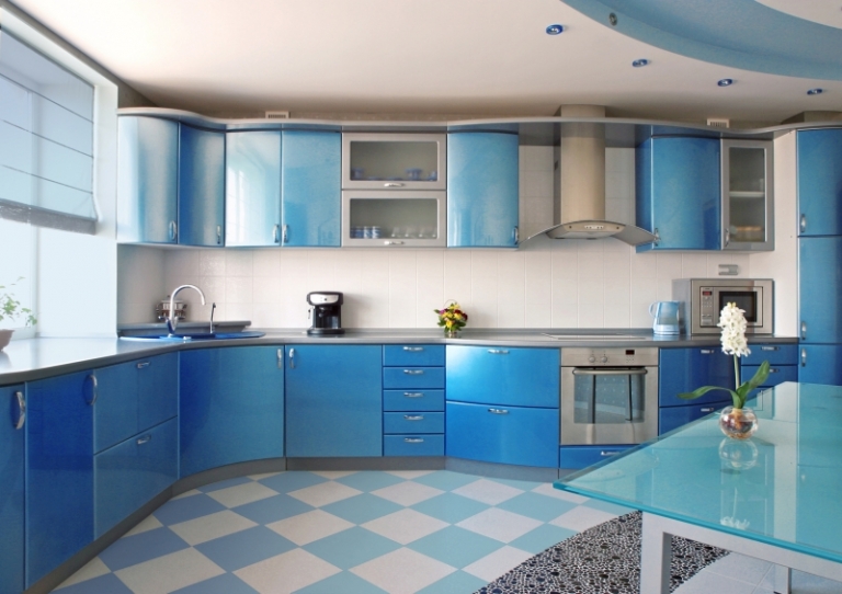 armoires-cuisine-bleues-carrealge-damier-bleu-blanc