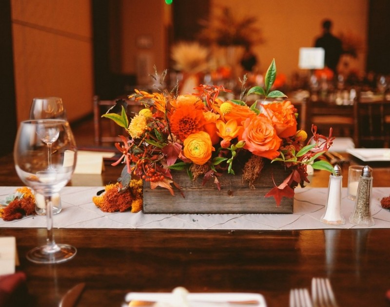 bac-bois-fleurs-automnales-orange-décoration-table-mariage