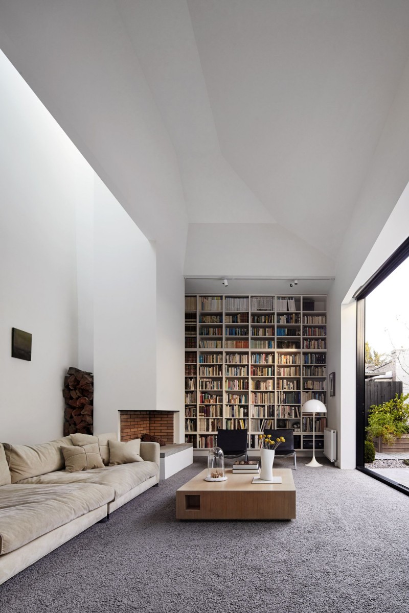 bibliotheque-murale-design-blanche-salle-séjour-canapé-chaises-table-basse-cheminée