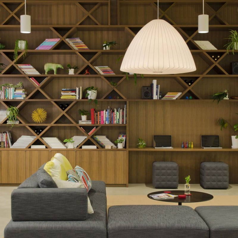 bibliotheque-murale-design-bois-compartiments-hexagonales-triangulaires