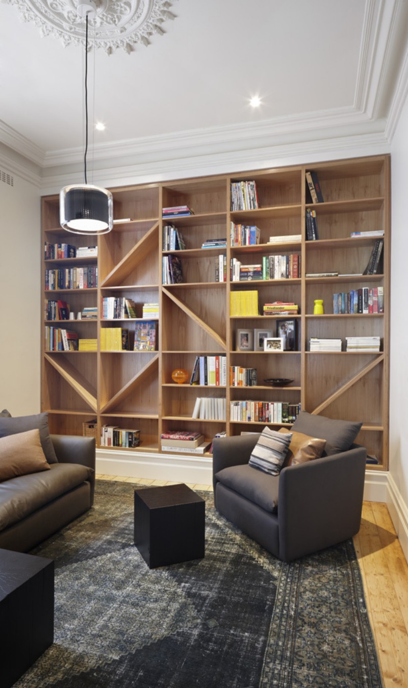 bibliotheque-murale-design-bois-salle-séjour-canapé-fauteuil