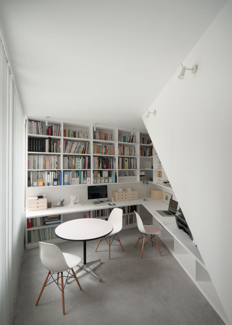 bibliotheque-murale-design-bureau-domicile-table-ronde-chaises-eames