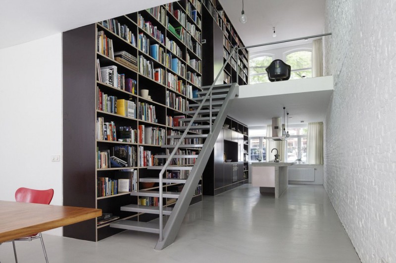bibliotheque-murale-design-deux-niveaux-escalier-gris bibliothèque murale design
