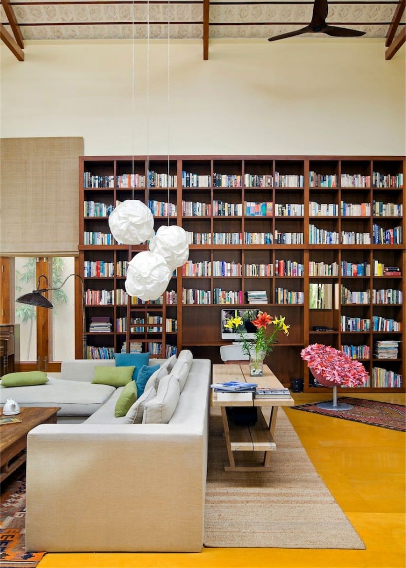 bibliotheque-murale-design-haute-salle-séjour-table-appoint-bois-canapé-angle-blanc