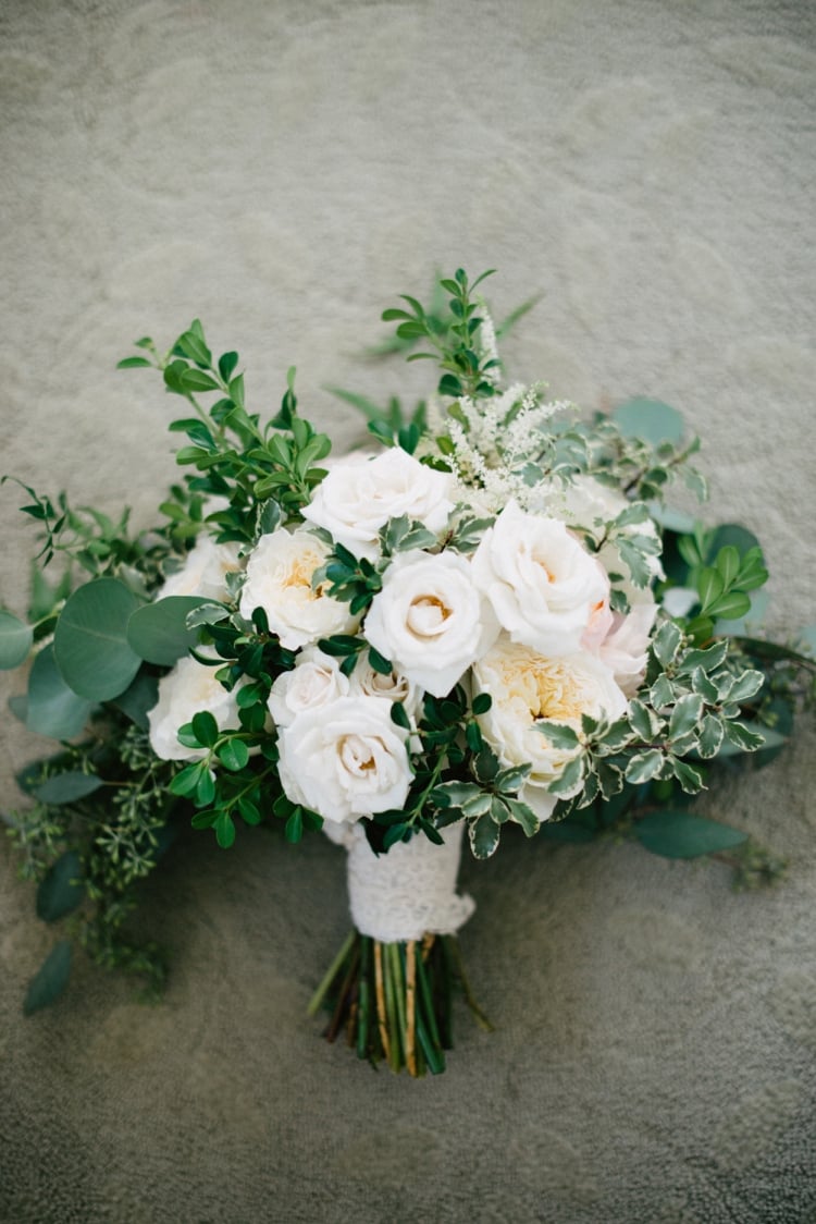 bouquet de mariée roses blanches verdure mariage plein air