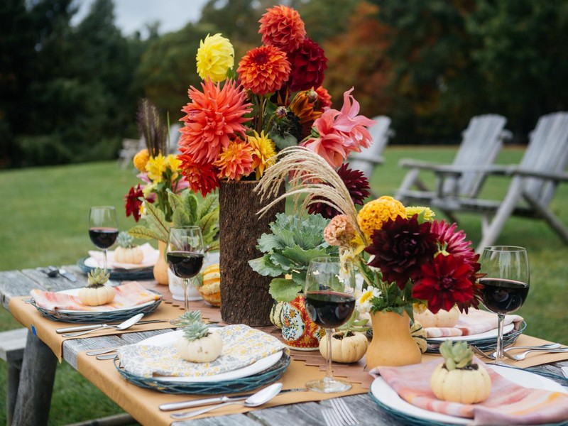 bricolage-automne-arangement-table-fleurs-orange-jaune-mini-citrouilles