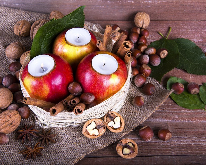 bricolage-automne-arrangement-table-pommes-bougies-noix-nid-raphia