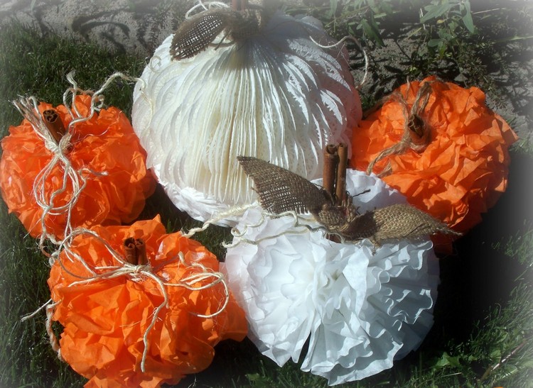bricolage-automne-citrouille-papier-déoratif-blanc-orange-rubans-toile-jute