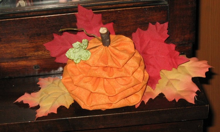 bricolage-automne-citrouille-tissu-orange-brindille-tige-feuilles-automnales-tissu