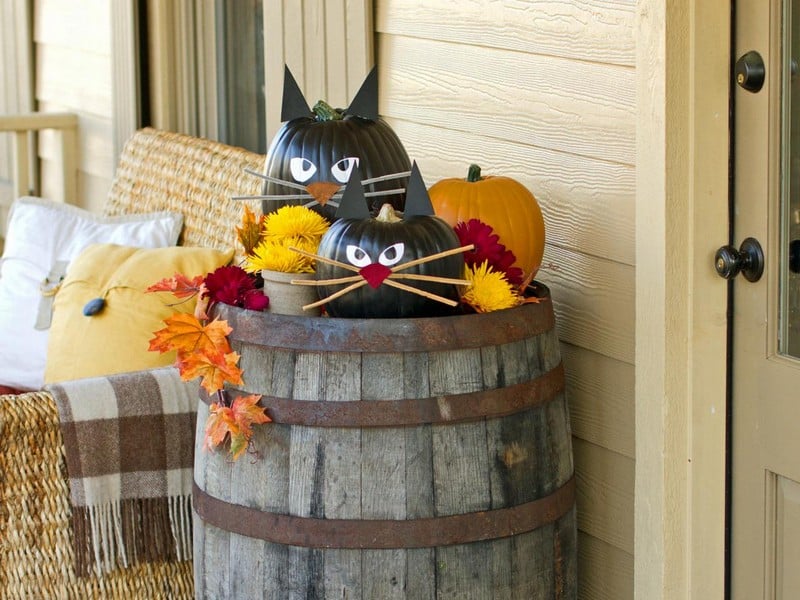 bricolage-automne-porche-citrouilles-peintes-chats-noirs-moustaches-oreilles