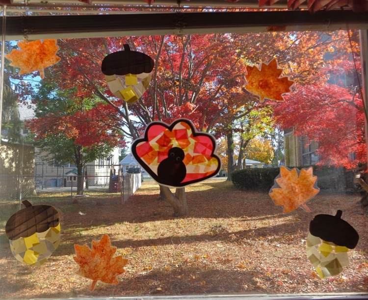 bricolage décoration fenêtre feuilles automne dinde glands