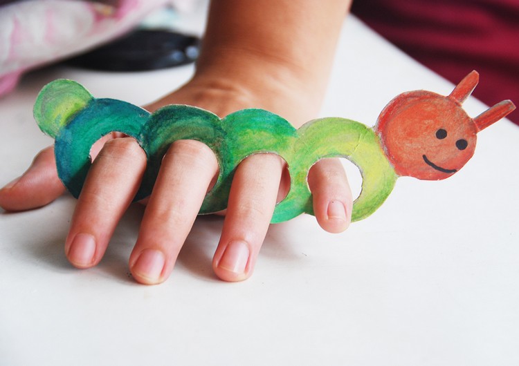 bricolage-enfants-chenille-carton-multicolore-idée-DIY bricolage pour enfants