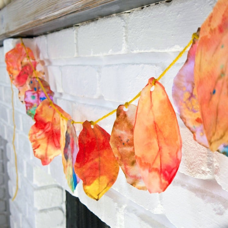 bricolage-enfants-guirlande-filtres-café-feuilles-automne-colorées